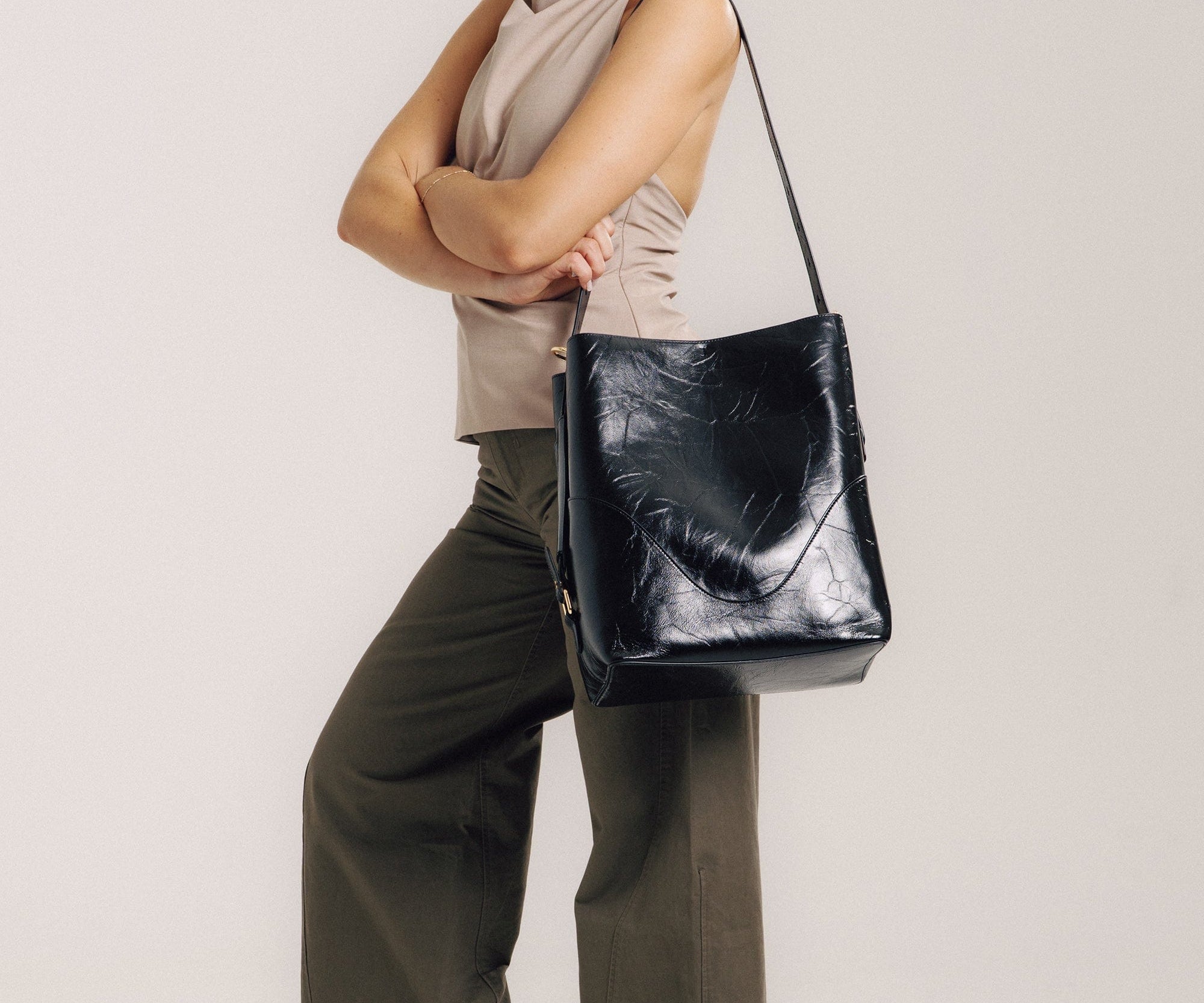 OLEADA NYC Bucket Bag > Leather Tote Bag For Women > Large Capacity Handbag > Convertible To Shoulder Bag > stylish 14 inch laptop bag Marina Soft Bucket