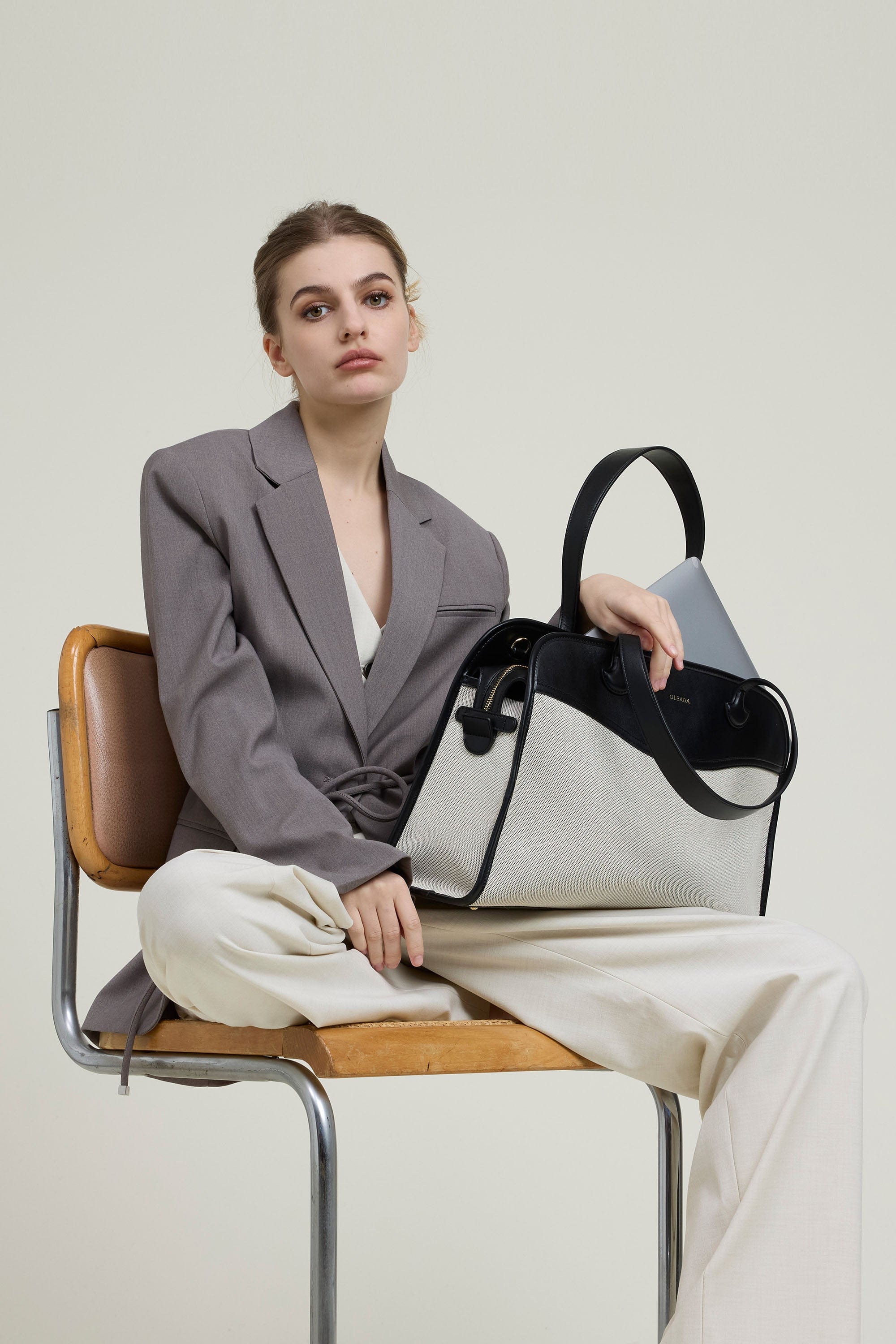 OLEADA NYC Women Work Bag > Leather Bag > Top Handle Handbag > Large Business Satchel > Fits Up To 16'' Laptops> Coast Portfolio Satchel