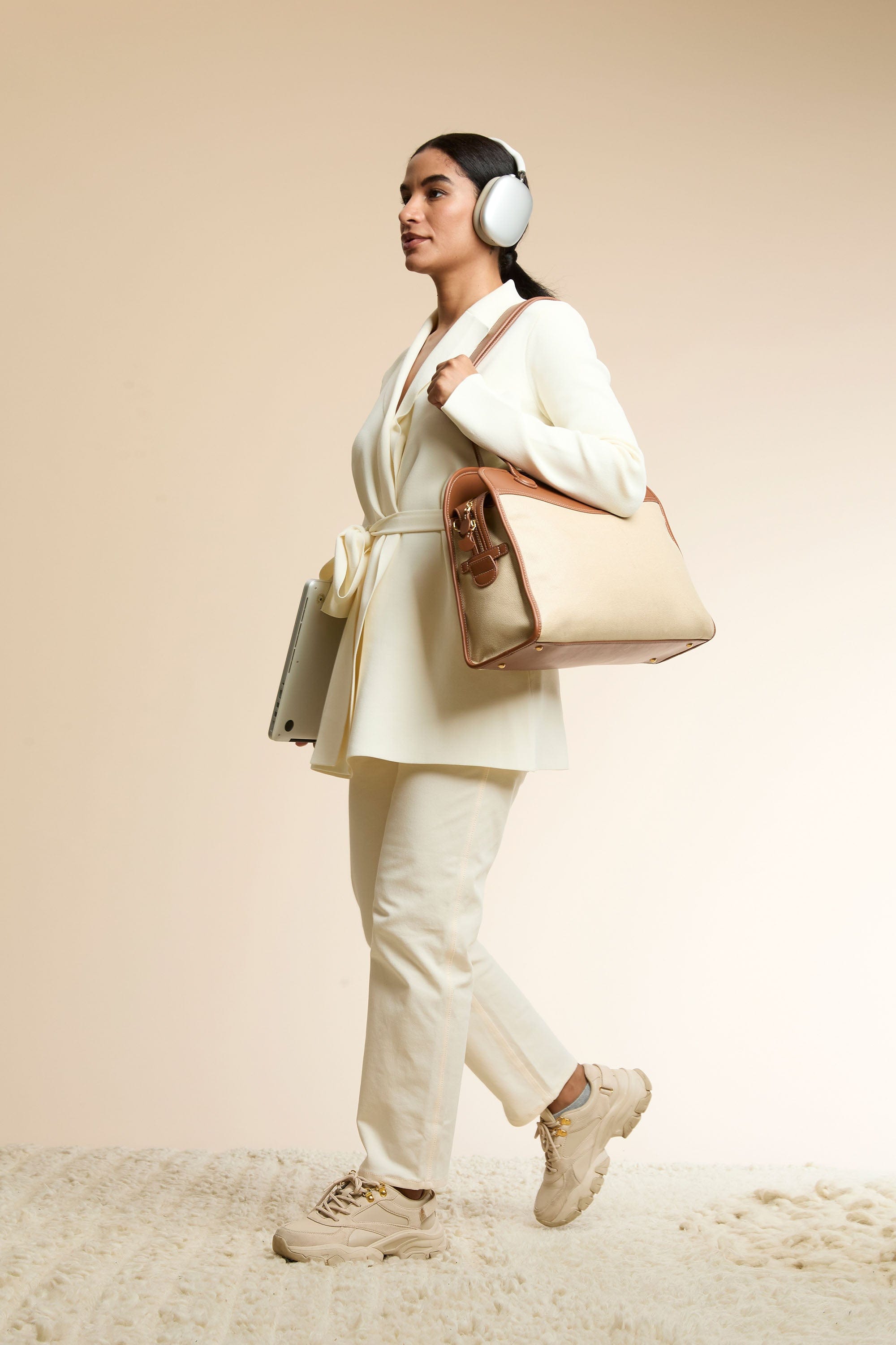 OLEADA NYC Women Work Bag > Leather Bag > Top Handle Handbag > Large Business Satchel > Fits Up To 16'' Laptops> Coast Portfolio Satchel