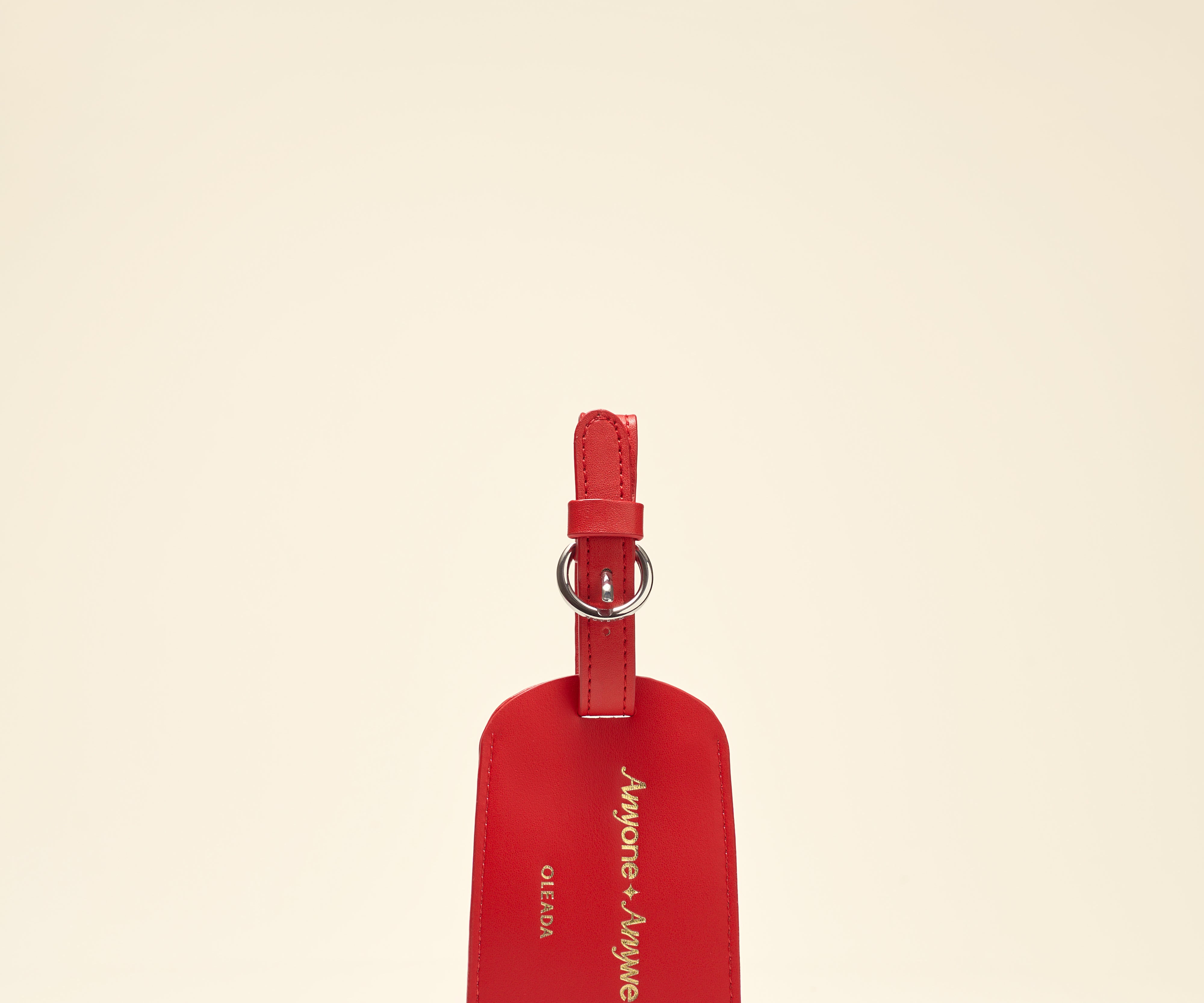 OLEADA AnyWear AnyTag luggage tag in Rouge — vegan re-plastic leather travel accessory