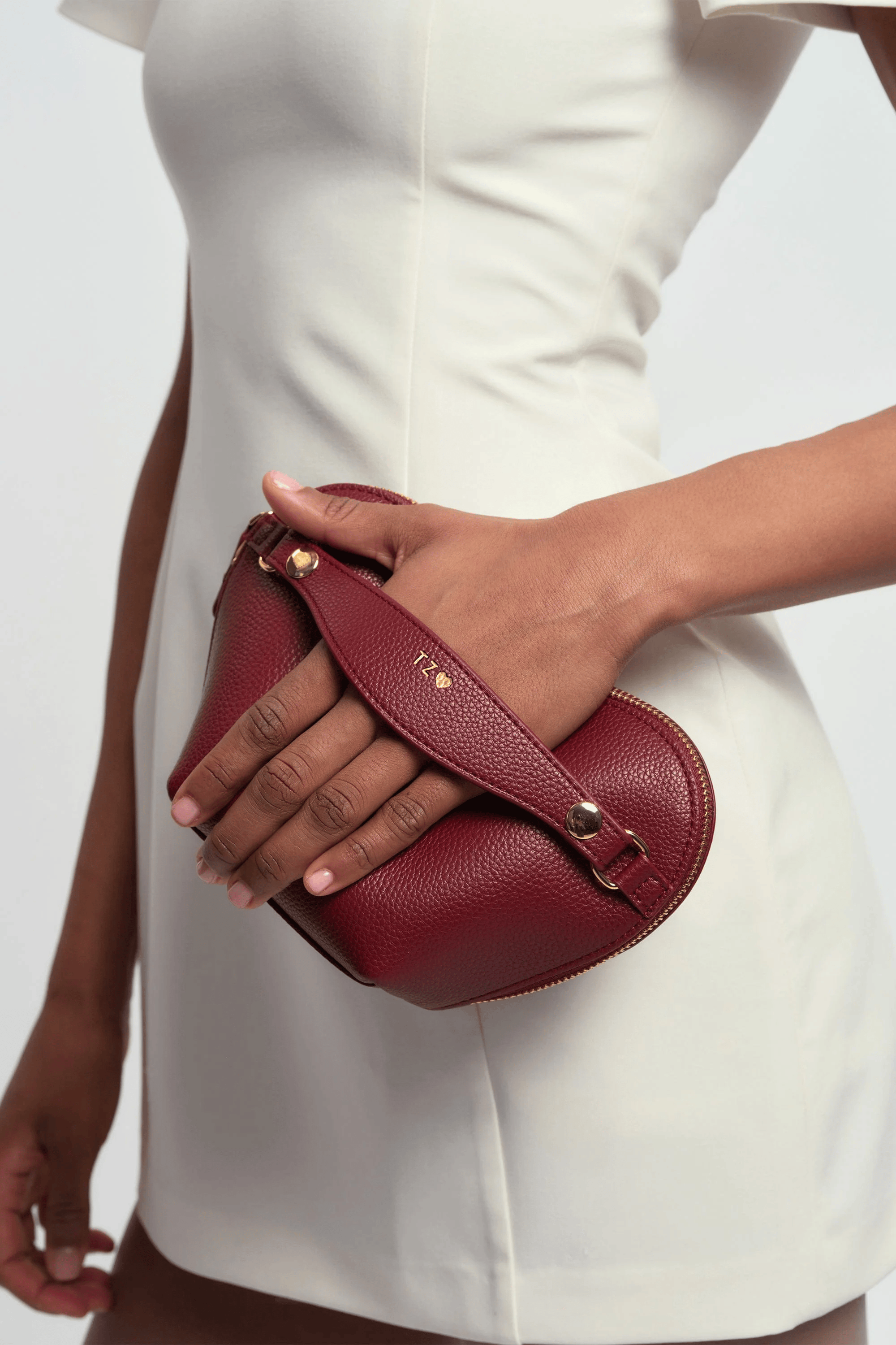 OLEADA NYC Apparel and Accessories > Women > Small Leather Goods > Leather Case Le Coeur Pouch (Regular)