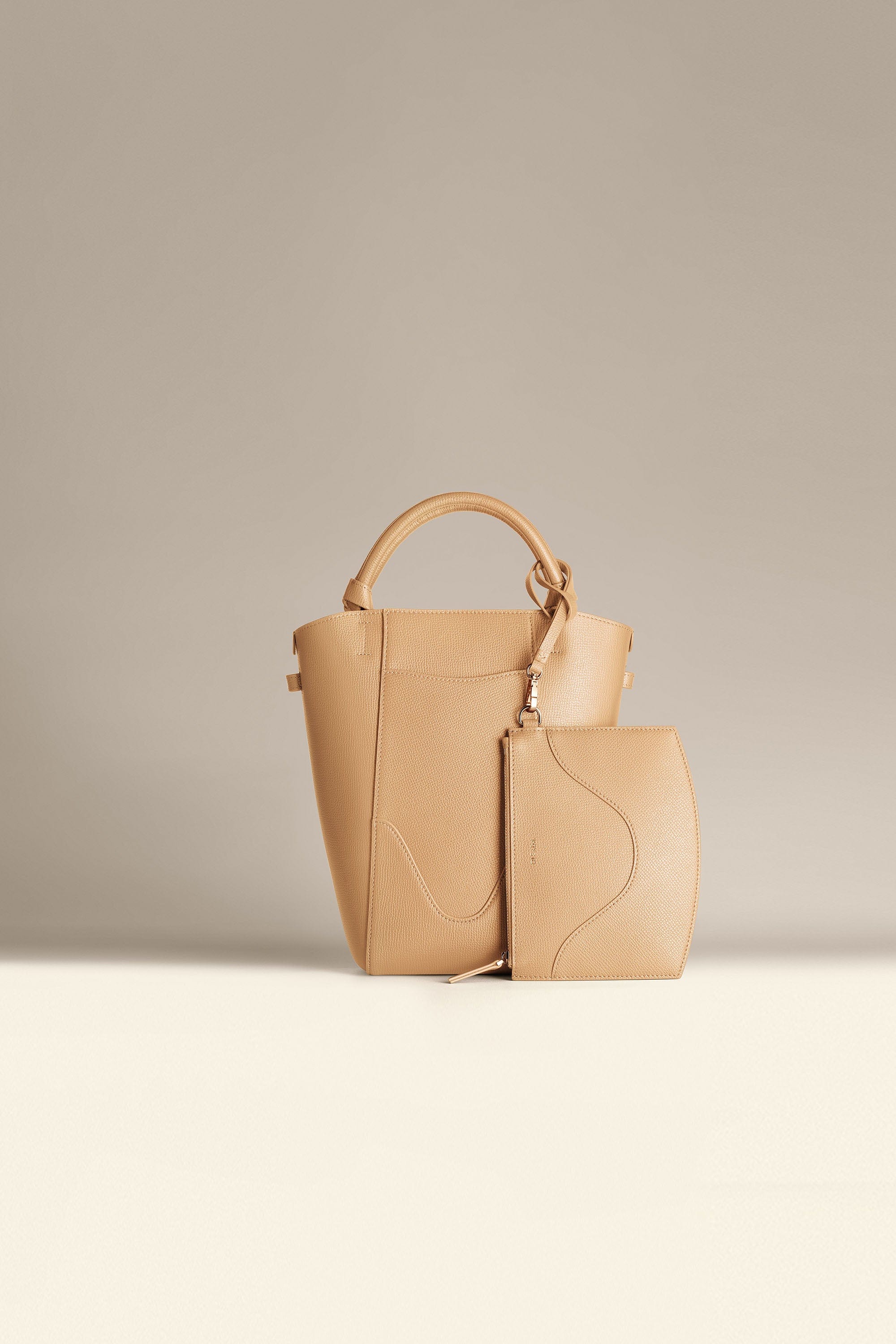 OLEADA NYC Bucket Bag > Leather Tote Bag For Women > Compact Capacity Handbag > Convertible To Shoulder Bag > Tablet-friendly work bag Mini Marina Bucket