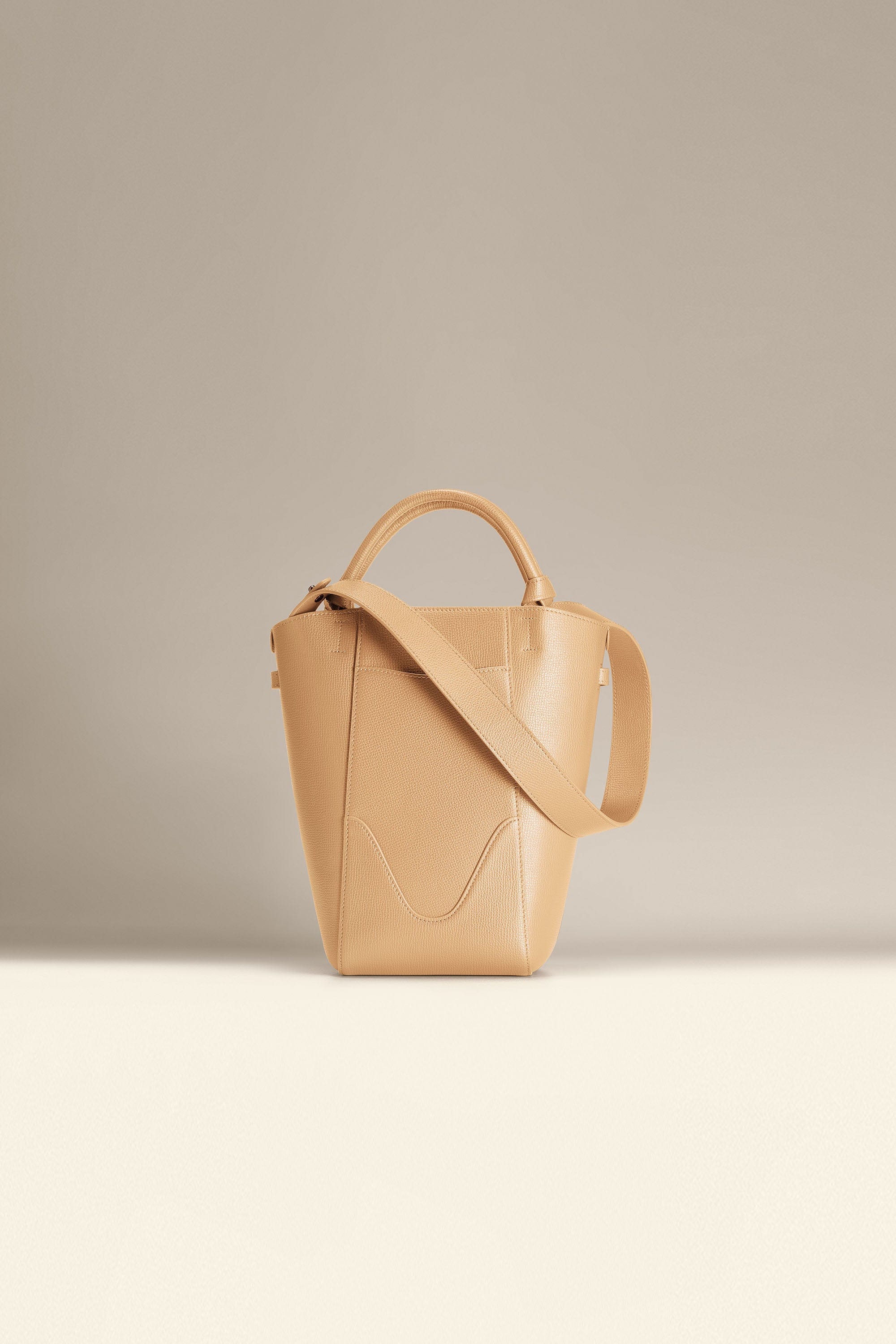 OLEADA NYC Bucket Bag > Leather Tote Bag For Women > Compact Capacity Handbag > Convertible To Shoulder Bag > Tablet-friendly work bag Mini Marina Bucket