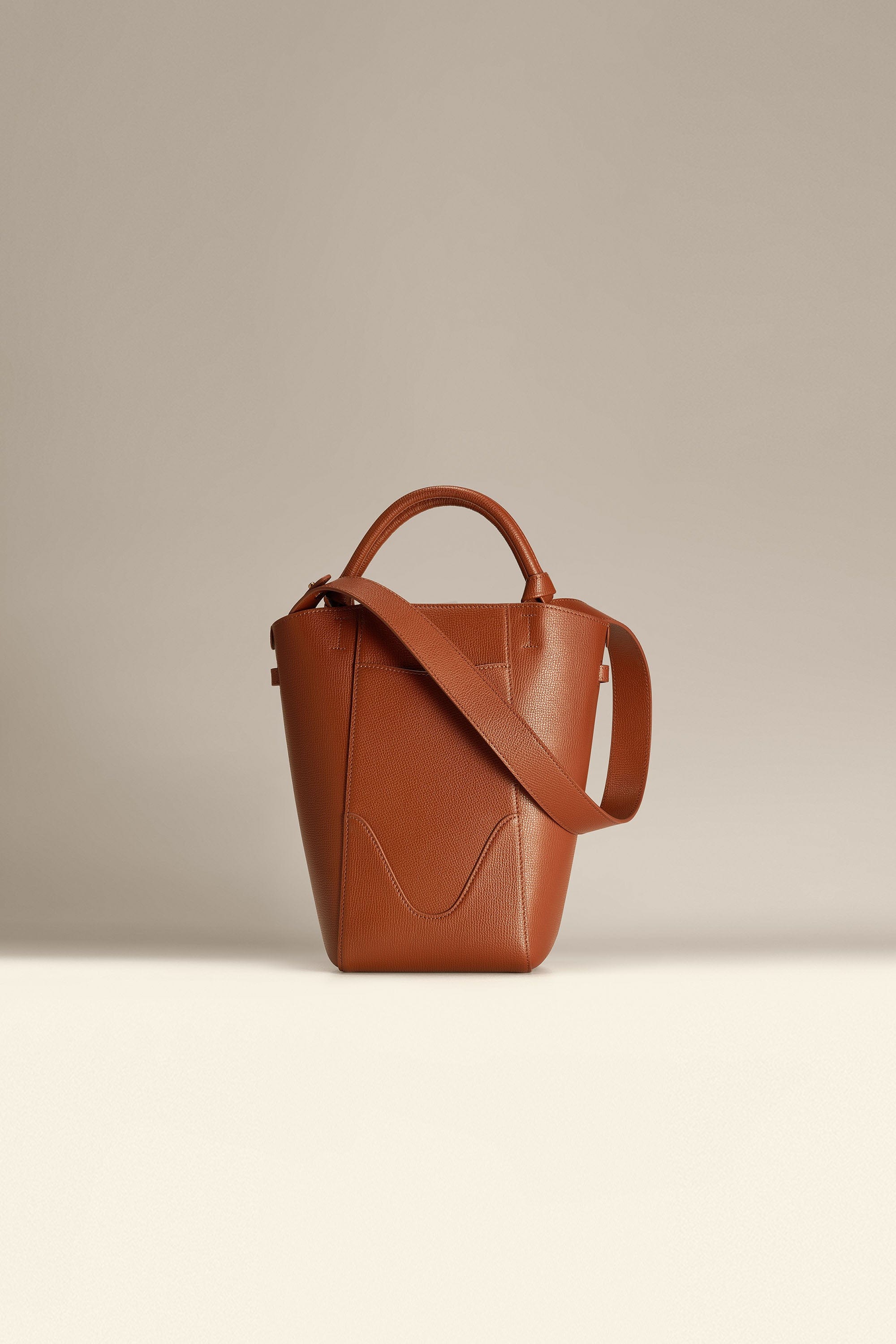 OLEADA NYC Bucket Bag > Leather Tote Bag For Women > Compact Capacity Handbag > Convertible To Shoulder Bag > Tablet-friendly work bag Mini Marina Bucket