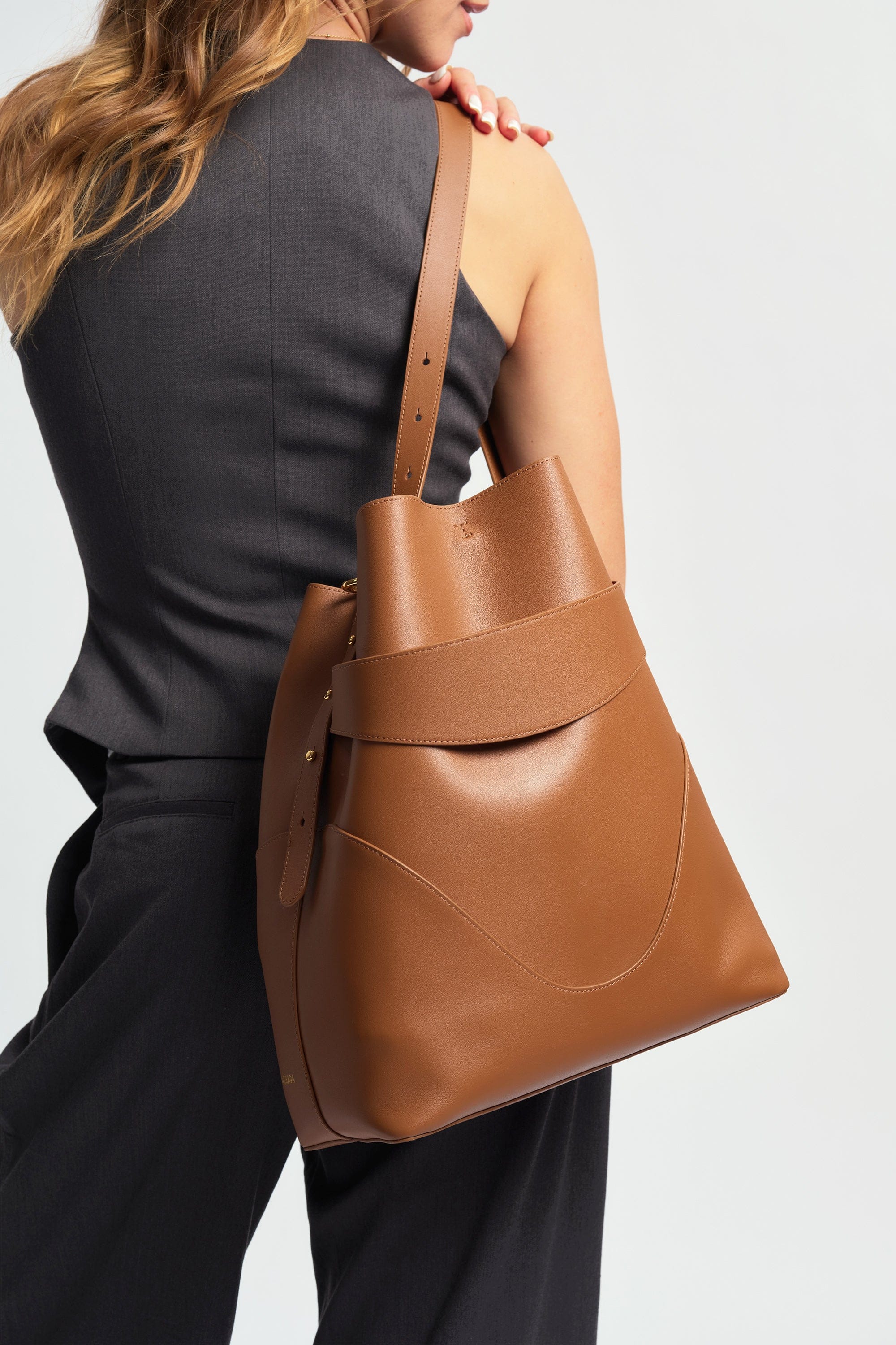 OLEADA NYC Bucket Bag > Leather Tote Bag For Women > Large Capacity Handbag > Convertible To Shoulder Bag > stylish 14 inch laptop bag Marina Soft Bucket