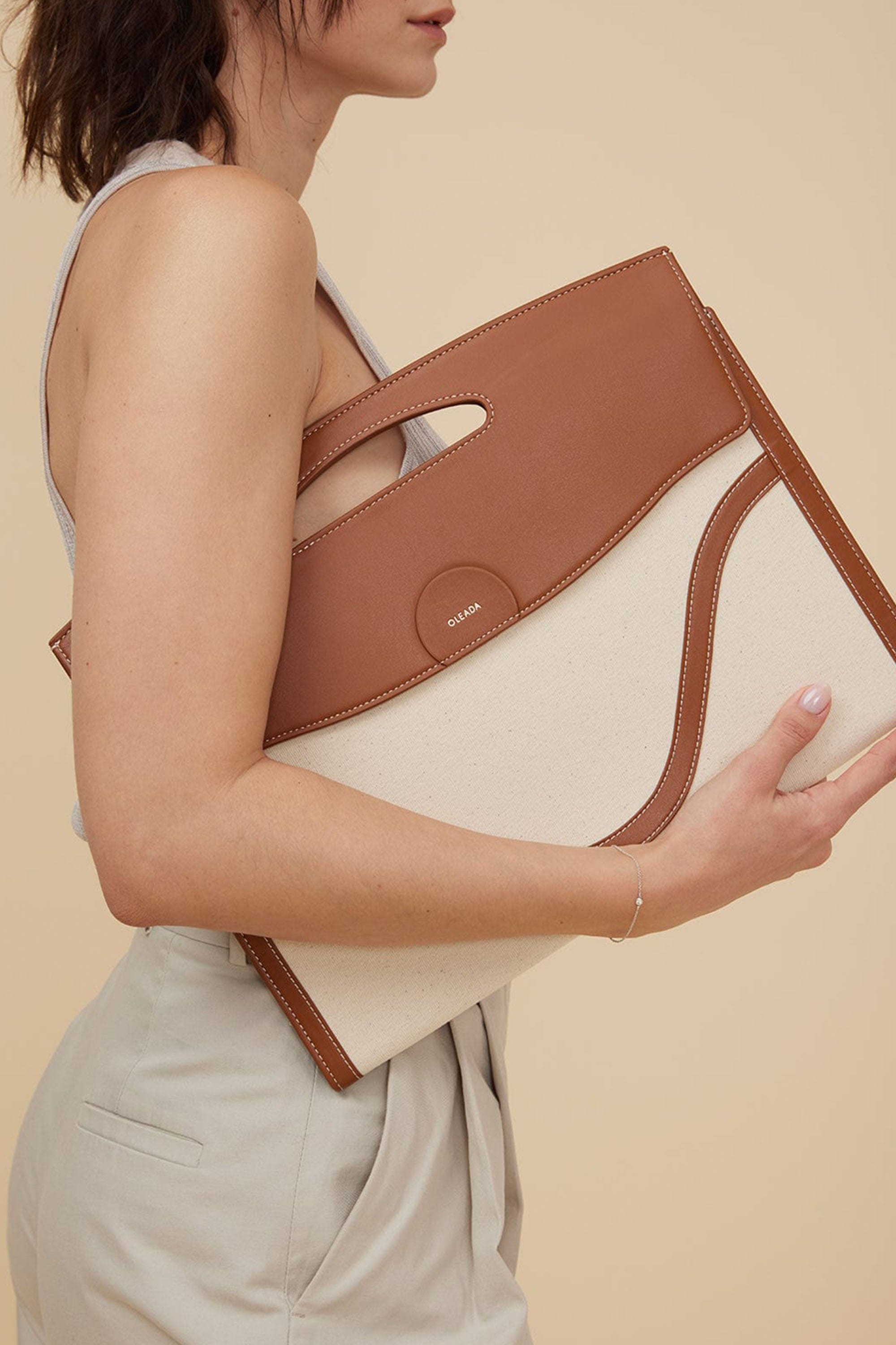 OLEADA NYC Women Work Leather Bag > Business Laptop Sleeve > 14 Inch Laptop Bag > Portable Laptop Briefcase > MacBook Pro Sleeve Color_Oat Captain Sleeve Suite