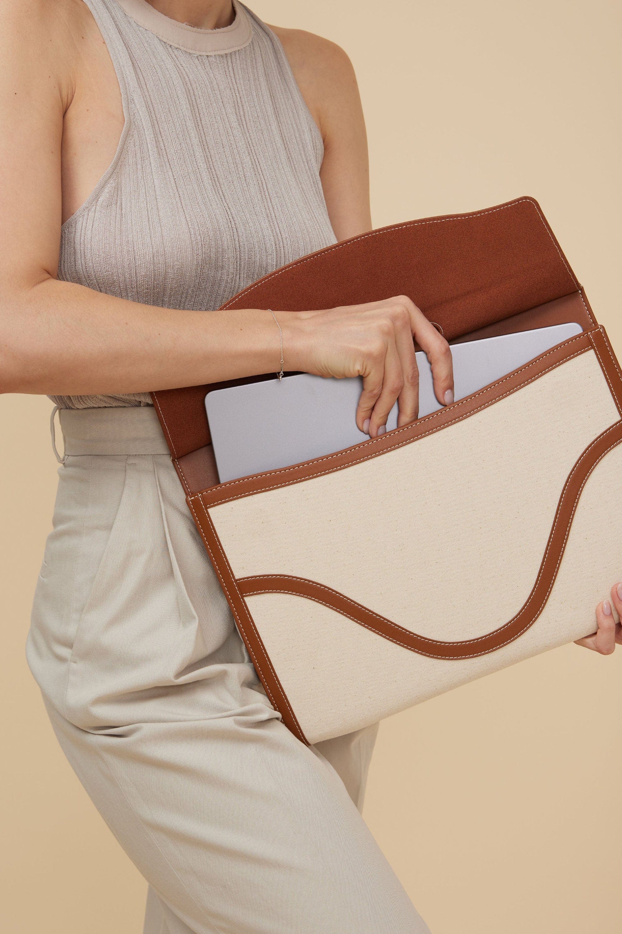 OLEADA NYC Women Work Leather Bag > Business Laptop Sleeve > 14 Inch Laptop Bag > Portable Laptop Briefcase > MacBook Pro Sleeve Color_Oat Captain Sleeve Suite