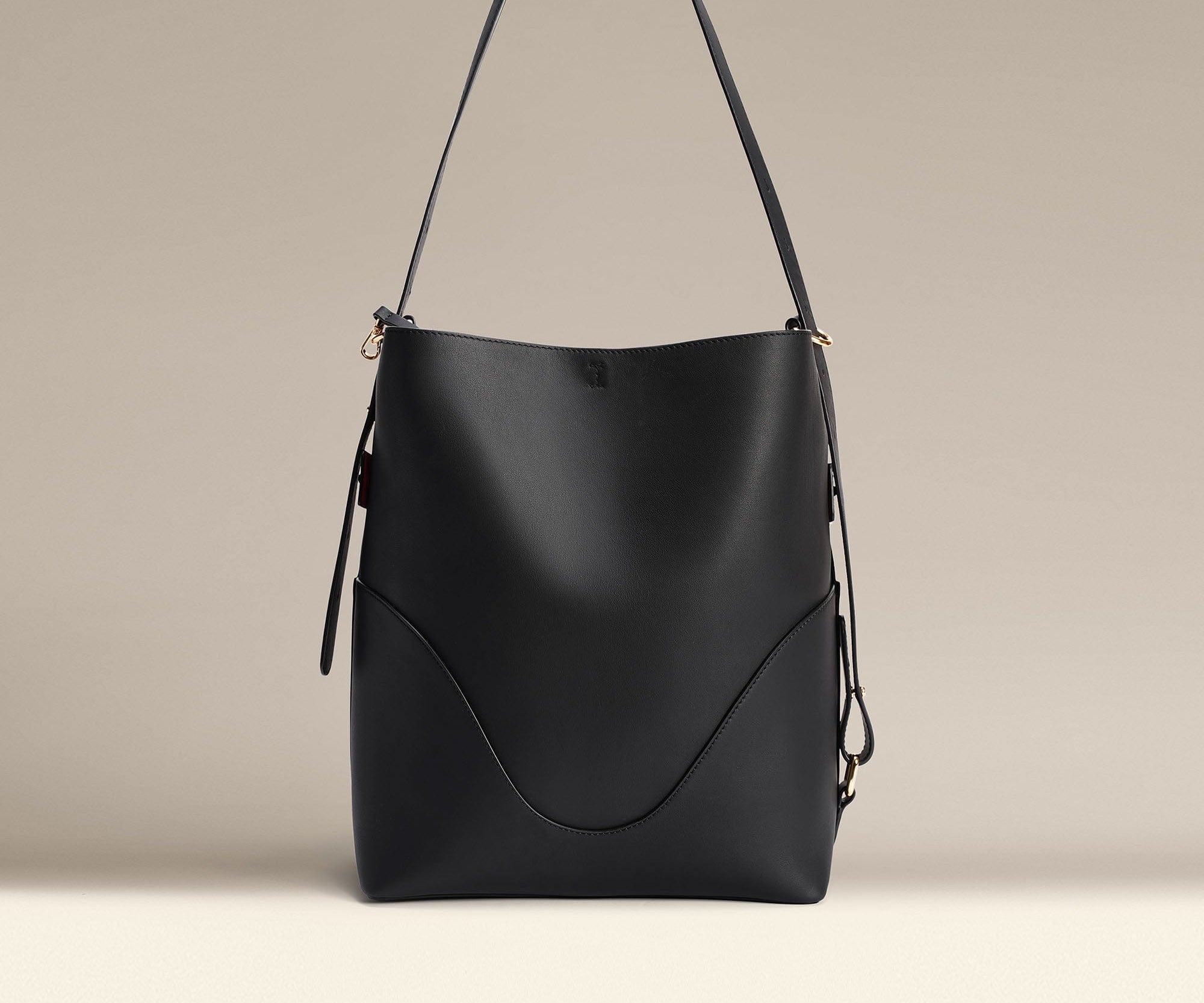 OLEADA SAMPLE Bucket Bag > Leather Tote Bag For Women > Large Capacity Handbag > Convertible To Shoulder Bag > stylish 14 inch laptop bag Color_Onyx / 50% off Marina Soft Bucket (Sample)