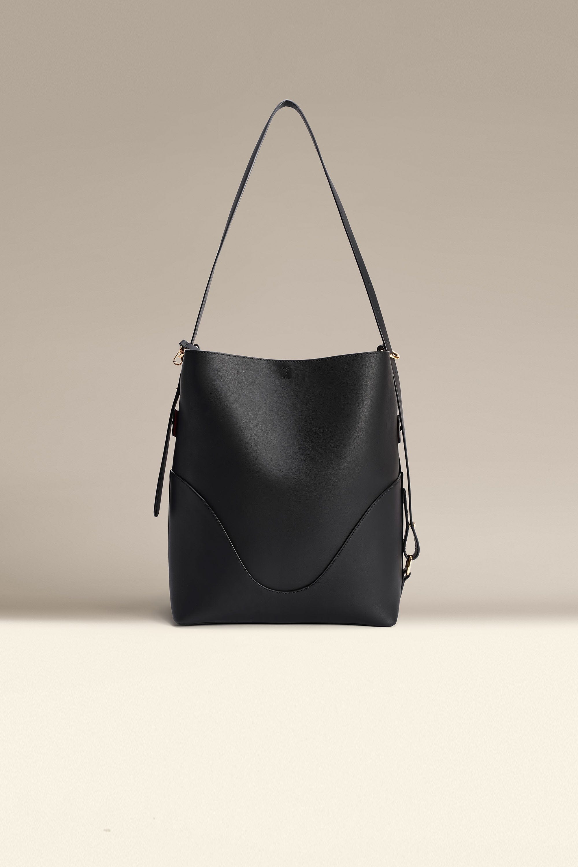 OLEADA SAMPLE Bucket Bag > Leather Tote Bag For Women > Large Capacity Handbag > Convertible To Shoulder Bag > stylish 14 inch laptop bag Color_Onyx / 50% off Marina Soft Bucket (Sample)